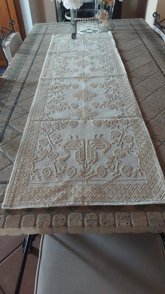 STRISCIA CENTROTAVOLO GIGLI E PAVONI CM 45X150