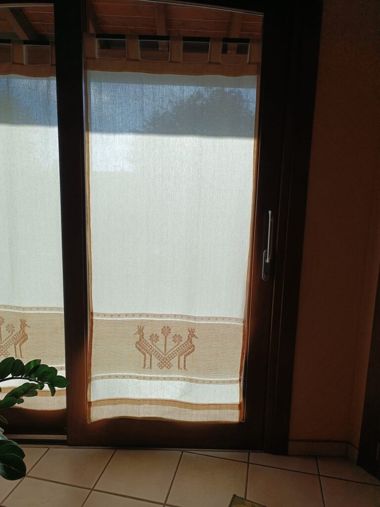 COPPIA TENDINE  A VETRO DISEGNO PAVONI INCROCIATI ECRU’CM 80X180